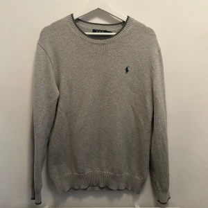 Stickad Ralph Lauren Tröja - Stickad Ralph lauren sweatshirt som är i nyskick.  Passar perfekt nu till höst och vintern!  Nypris är 2200kr