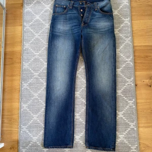Nudie jeans - Nudie jeans i strl 30/32.  Väldigt bra skick och inga defekter alls, därav priset. Skriv för måtten eller andra frågor. 🙌