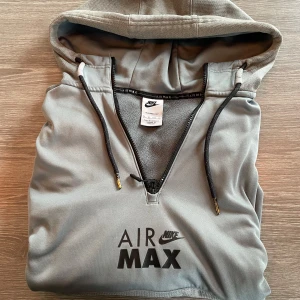 Grå nike tröja XS - Inga större skador, gjord för träning mest använd i vardagen, skön,  storlek XS Kan diskutera pris
