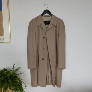 Car Coat - Välgjord car coat i mycket bra skick. Med små smutspunkter (bilder).