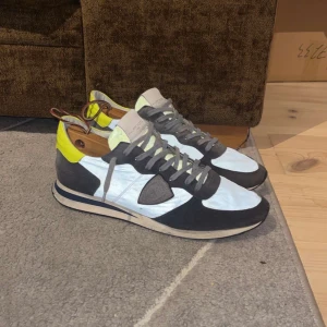 Philippe model skor - Säljer mina Philippe model trainers då jag ska köpa nya, riktigt sköna skor. De har kommit till användning men ändå okej skick. Behövs bara tvättas så är de fräscha igen. Skicket=priset. Storlek 44 men passar 43.  Kom privat för mer info.