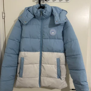 Supply&demand vinter jacka  - En vinter jacka som jag har haft i kanppt 1 år. Köpt i London förra vintern och tänker sälja den nu. Har använt ett par gånger men annars är den i bra skick. Storleken är S men funkar för M också. Pris kan diskuteras.