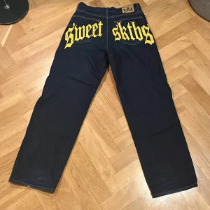 Baggy sweet SKTBS - Tvär feta baggy jeans med text på baksidan. Storlek XXS och tror dom skulle passa in man har typ 27-29 i midjan. Säljer pga dom är för små, inga tecken på slitage. Nypris 899, skriv om ni har några frågor eller om ni vill lägga prisförslag 🤝🤝