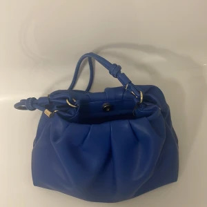 Väska  -  skitsnygg väska från oklart märke men har för mig att den kostar runt 700 nypris. Lite lik Marc Jacobs väskan. hör av er vid frågor och funderingar! 🩷