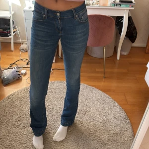 Ltb jeans - Säljer dessa mellanblå ltb jeans i storleken 25 i midjan och 34 i längden. Säljer även ett par likadana fast mörkgrå i samma storlek💕modellen heter fallon och är köpta på about you för 800kr💕