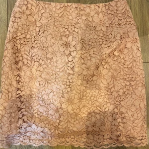 Kort kjol - Alldeles för liten så får inte på mig den! Annars fin kort kjol, den är mer rosa i verkligheten. Finns även dragkedja där bak!💗💗