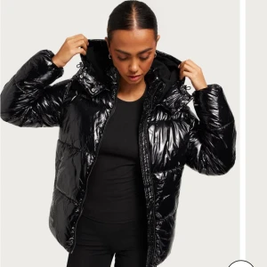 Puffer jacket - Säljer min svarta vinterjacka som knappt kom till användning förra vintern