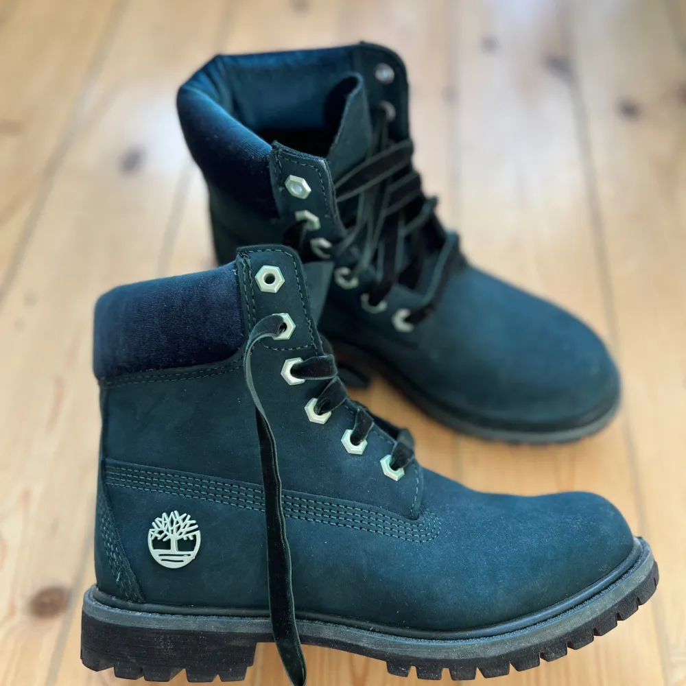 Jättefina special edition timberlandboots med häl-rem i sammet. Bilderna visar en blåare färg men de är lite grönare IRL. Skulle beskriva som ”teal Green”  Kan mötas i Stockholm eller frakta. Köparen står för frakt. Storlek 37. Knappt använda.. Skor.