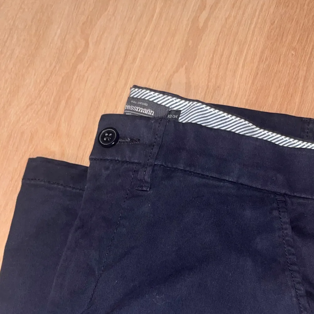 Chinos Navy blå från Dressmann Bra skick  32/34  . Jeans & Byxor.