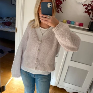 Stickad kofta - Sjukt söt stickad kofta🙌🏼😊 storlek S Väldigt ljusrosa