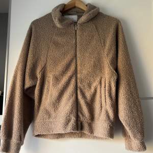 Teddyfleece från Vila i storlek 34. Är inte fodrad, lite tunnare i materialet. Endast använd fåtal gånger! 