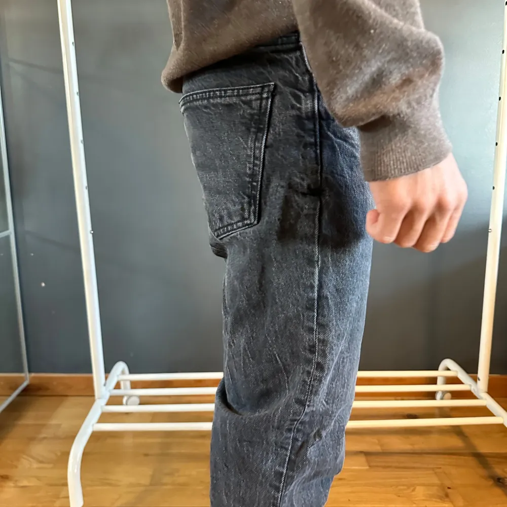 Svarta/mörk gråa jeans från Zara.  Storlek 36. Inte använda alls mycket, är precis som nyskick. . Jeans & Byxor.