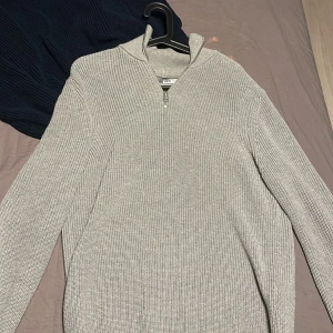 Half zip - Sjukt snygg o musik Half zip. Perfekt inför vintern. Toppskick 