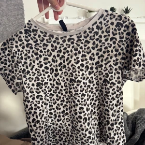 Leopard T-shirt  - Fin leopard T-shirt! 🤍 Knappt använd 🤍🐆