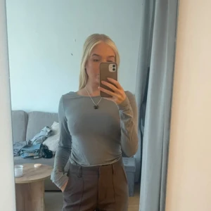 Tröja  - Grå tröja, Stretchigt tyg, mjukt material, aldrig använd 