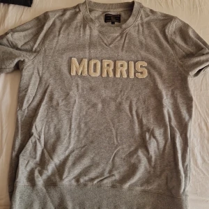 Tröja från Morris - Grå Morris tröja relativt bra skick, storlek L, tjock och varm perfekt till vintern och hösten. Inga hål eller slitningar eller något missfärgning. Behövs en tvättning eller strykning