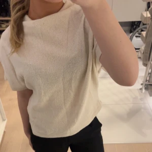 Kortärmad stickad tröja - Kortärmad stickad tröja med urringad krage. Är i storlek L men sitter som en S💕 Knappt använd Max 3 gånger💕💕