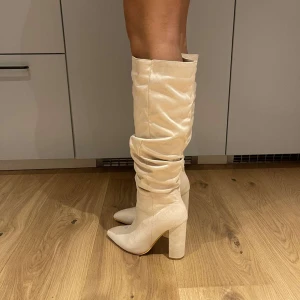 Klackar - Helt nya aldrig använda då dom är för stora för mig. Storlek 36 men passar 37, 38 då dom är förstora för mig som är 36