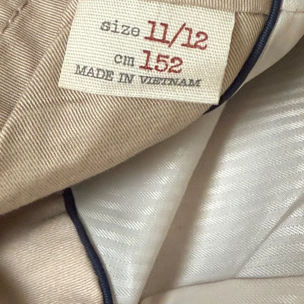En kort trenchcoat från Zara. I storlek 11-12, 152 cm. Helt oanvänd och fin. Barn storlek på denna. Ni hittar storlek informationen på bilderna. Pris kan diskuteras! . Takit.