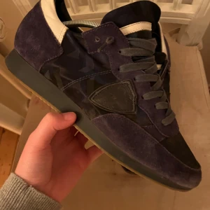 Philippe model trainers 🔥 - Ett par stiliga Philippe model trainers som är perfekta till hösten o vintern | Nypris: 2699kr, mitt pris: 1299kr | Skick: 7,5/10 | Storlek 41 | Garanterat äkta ✅| Priset är diskuterbart | Mvh Wille