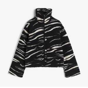 Teddyjacka hm - Snygg teddyjacka från hm, endast använd ca 3 ggr och går ej att köpa längre! 💘Pris kan diskuteras!!