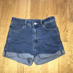 Mörkblå jeansshorts - Lite snitna där jeansen viker sig på bilden.