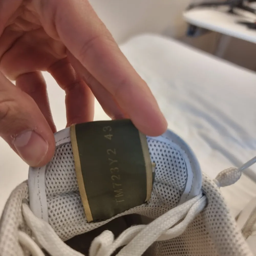 Sjukt feta unika valentino rockrunners i strl. 43. Modellen tillverkas ej längre och är väldigt ovanlig. Orginalsulorna ingår tyvärr ej. Pris går att diskutera! Vid frågor eller fler bilder är det bara att skriva //Kba_Closet . Kengät.
