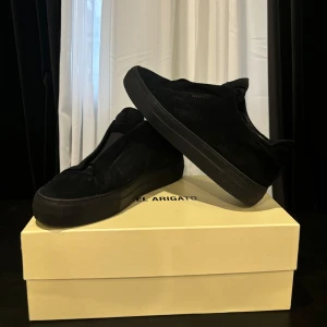 Axel Arigato Laceless - Säljer nu dessa svarta arigatos i bra skick,100% autentiska alla tillbehör följer med