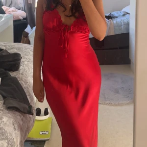 Zara klänning - Jag säljer denna klänning som jag köpte i sommras som bara kom till användning en gång, jätte fin och precis som ny. Säljs inte längre på Zara💞