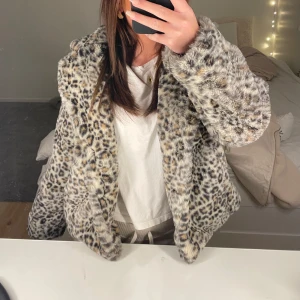 Pälsjacka leopard  - Trendig jacka , finns ej att köpa längre! Aldrig använd ❣️