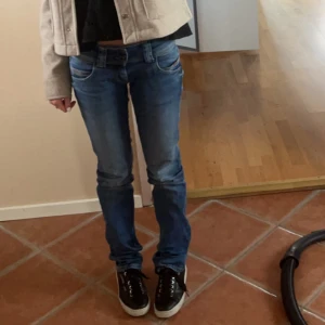 Jeans - Säljer då de inte kommer till användning  längre, superfina men har en liten fläck på vänster ben. Storlek 24/34. Köpta för 1000kr💕