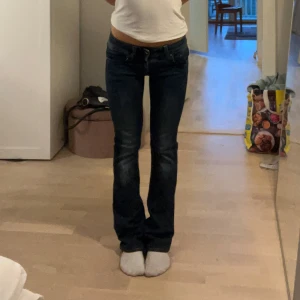 Lågmidjade bootcut jeans  - Lågmidjade bootcut jeans. Midjemått 35 cm, innerbenslängd 77 cm, köp via köp nu❤️❤️