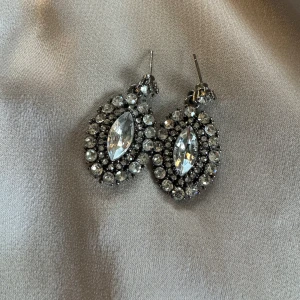 Oanvända festörhängen! - Snygga festörhängen med kristaller  Nickelfria