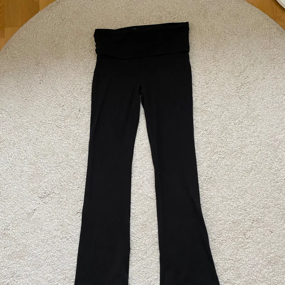 Yogapants från Gina Young. Har ej används så mycket, är i gott skick. Storlek 158,164. Lågmidjade. Jeans & Byxor.