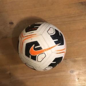 Nike academy fotboll - Nike academy fotboll vit/mörkgrå/orange size 4. Relativt gott skick men med lite repor