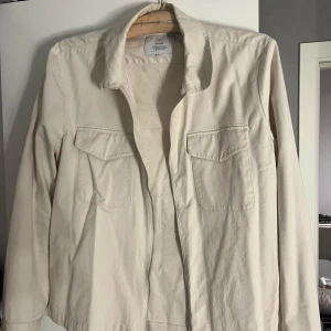 Bläck tunnjacka - En tunn jacka från märket Bläck ja köpte 2022 som bara hängt och tagit plats! Väldigt sällan använd så den är i väldigt bra skick!