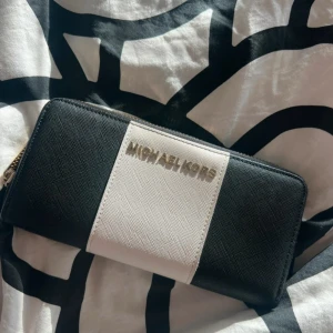 Plånbok - En fin plånbok som är stor och passande att lägga både kort och kontanter i. Den är oanvänd och dragkedjorna är hela och den är helt fungerande! Oklart om den är äkta***