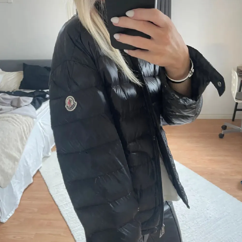 Säljer min moncler jacka, som är i modellen acorus. Äkthetsbevis finns. Skriv privat för fler bilder. Storleken är i 1 som betyder s😊😊. Jackor.