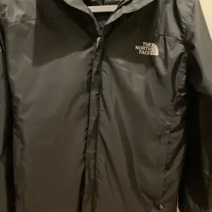 North face jacka, passar till nästan alla väder. I stl M men är stl s egentligen.