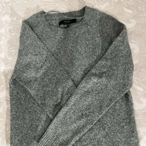 Fin grön stickad tröja!🍀 S - Jätte fin stickad tröja som jag säljer, användes inte på ett tag så tänkte sälja den!❤️ Jätte bra kvalite och perfekt nu med vintern/hösten🍁🍂 Bra skick!❤️❤️❤️ Fler bilder? Skriv till mig!👇👇