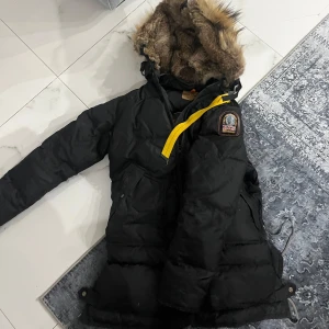 Parajumper jacka  - Parajumper jacka i väldigt bra skick och knappt använd, storlek XS men den passar även S. Pris kan diskuteras.