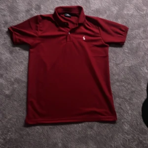 Vin röd ralph lauren polo - Mått: large Andvänd en gång Nästan helt ny