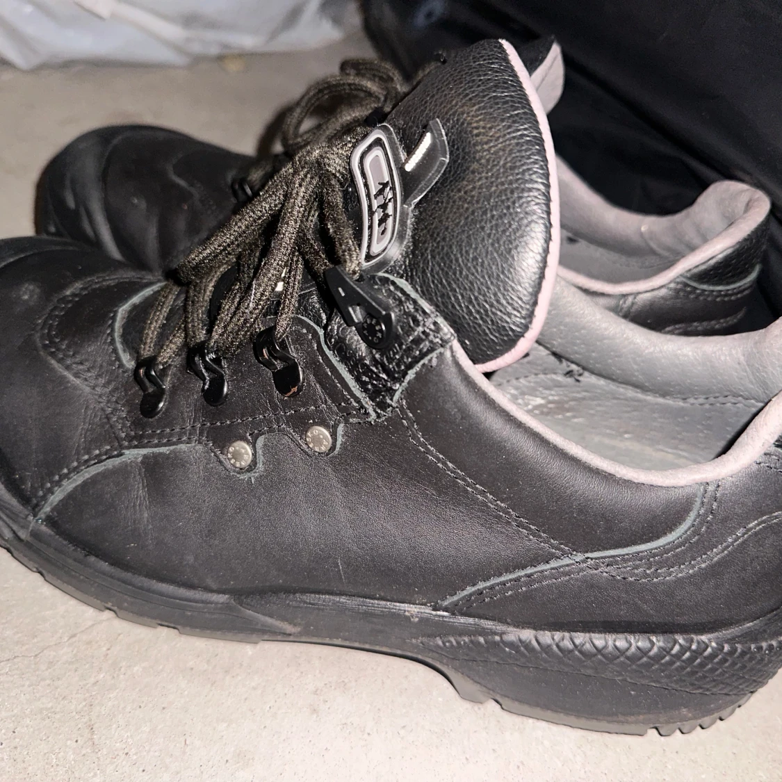 Svarta arbetsskor med snörning - 92