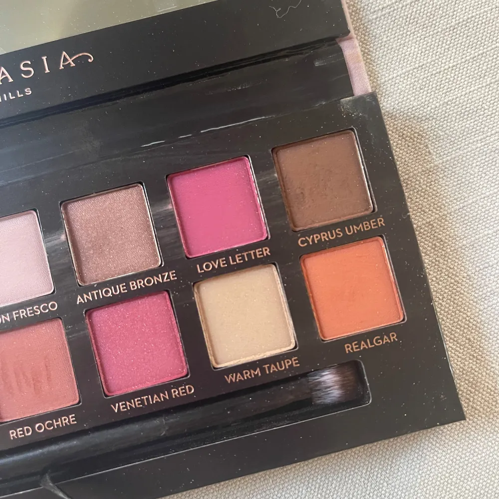 Ögonskuggspalett från Anastasia Beverly Hills. Paletten heter modern renaissance. Paletten är använd max 3 gånger men tyvärr råkade jag stöta i nageln i skuggan som heter ” golden ochre” annars mycket fint skick. . Skönhet.