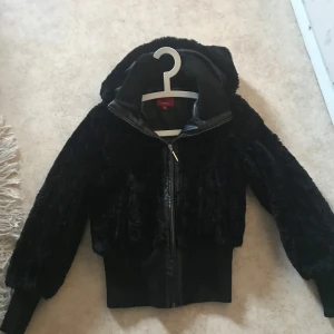 Jacka ( fusk päls ) - Päls jacka i kort modell avtag bar huva har fått jätte mycket beröm för den , men passar mig inte längre 