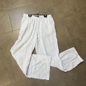 Vita byxor - Vita byxor i skönt material, luftiga!