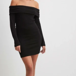 Off sholder mini dress - Den perfekta festklänningen. Offsholder med jättegin figursydd passform. Helt oanvänd. Storlek M - passar även dig som vanligtvis har S beroende på hur tight passform man vill ha.  OBS samma klänning som första bilden men utan långa ärmar.