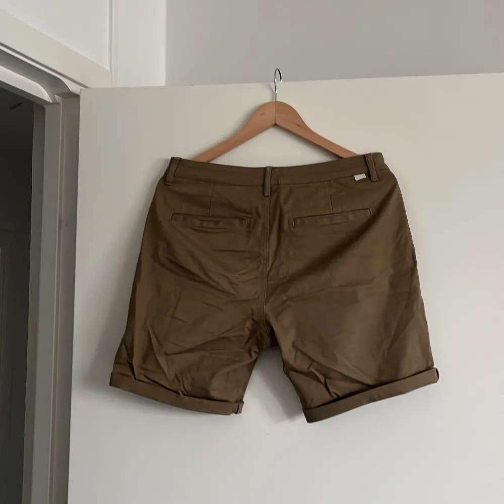 Bruna chinos shorts i strl 30, märket Mouli. Använda men bra skick.. Shorts.