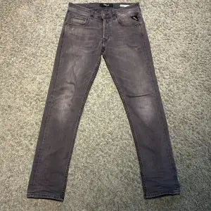 Feta Replay jeans i storlek 29 30. Modell grover. Snålt använda. Skick 8,5/10. Säljer eftersom dem blivit för små. Priset är ej hugget i sten.