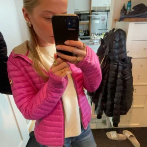 colmar jacka 🩷 - jätte söt colmar jacka i storlek 166 i barn men skulle säga xs-s! har några defekter vid ärmen men inget man tänker på! skriv för fler bilder och frågor🩷pris kan diskuteras 